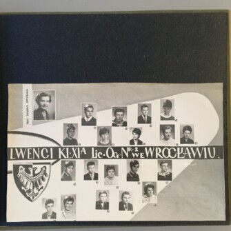Kronika absolwentów Liceum Ogólnokształcącego nr 2 im. Piastów Śląskich podarowana prof. Joannie Sicińskiej w dniu otrzymania świadectw dojrzałości. Lata 1960-1964. Na stronie tablo klasowe.