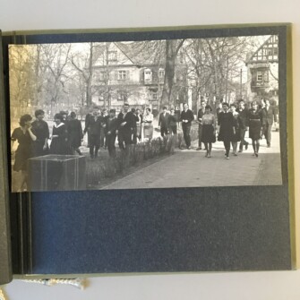 Kronika absolwentów Liceum Ogólnokształcącego nr 2 im. Piastów Śląskich podarowana prof. Joannie Sicińskiej w dniu otrzymania świadectw dojrzałości. Lata 1960-1964. Na fotografii uczniowie szkoły.