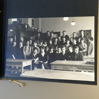 Kronika absolwentów Liceum Ogólnokształcącego nr 2 im. Piastów Śląskich podarowana prof. Joannie Sicińskiej w dniu otrzymania świadectw dojrzałości. Lata 1960-1964. Fotografia klasowa.