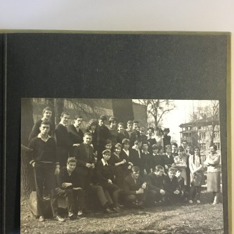 Kronika absolwentów Liceum Ogólnokształcącego nr 2 im. Piastów Śląskich podarowana prof. Joannie Sicińskiej w dniu otrzymania świadectw dojrzałości. Lata 1960-1964. Fotografia klasowa.