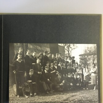 Kronika absolwentów Liceum Ogólnokształcącego nr 2 im. Piastów Śląskich podarowana prof. Joannie Sicińskiej w dniu otrzymania świadectw dojrzałości. Lata 1960-1964. Fotografia klasowa.