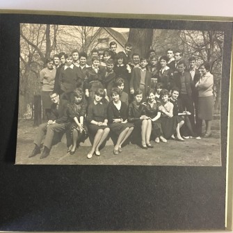 Kronika absolwentów Liceum Ogólnokształcącego nr 2 im. Piastów Śląskich podarowana prof. Joannie Sicińskiej w dniu otrzymania świadectw dojrzałości. Lata 1960-1964. Fotografia klasowa.